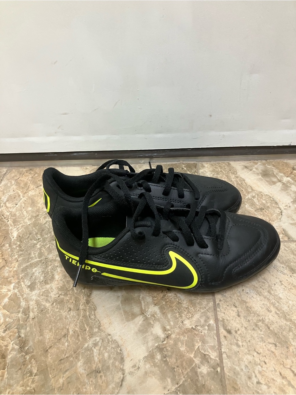Nike Tiempo Legend 9 FG Club Size Youth 3.5Y DA1331-070 Low Black Soccer Cleats